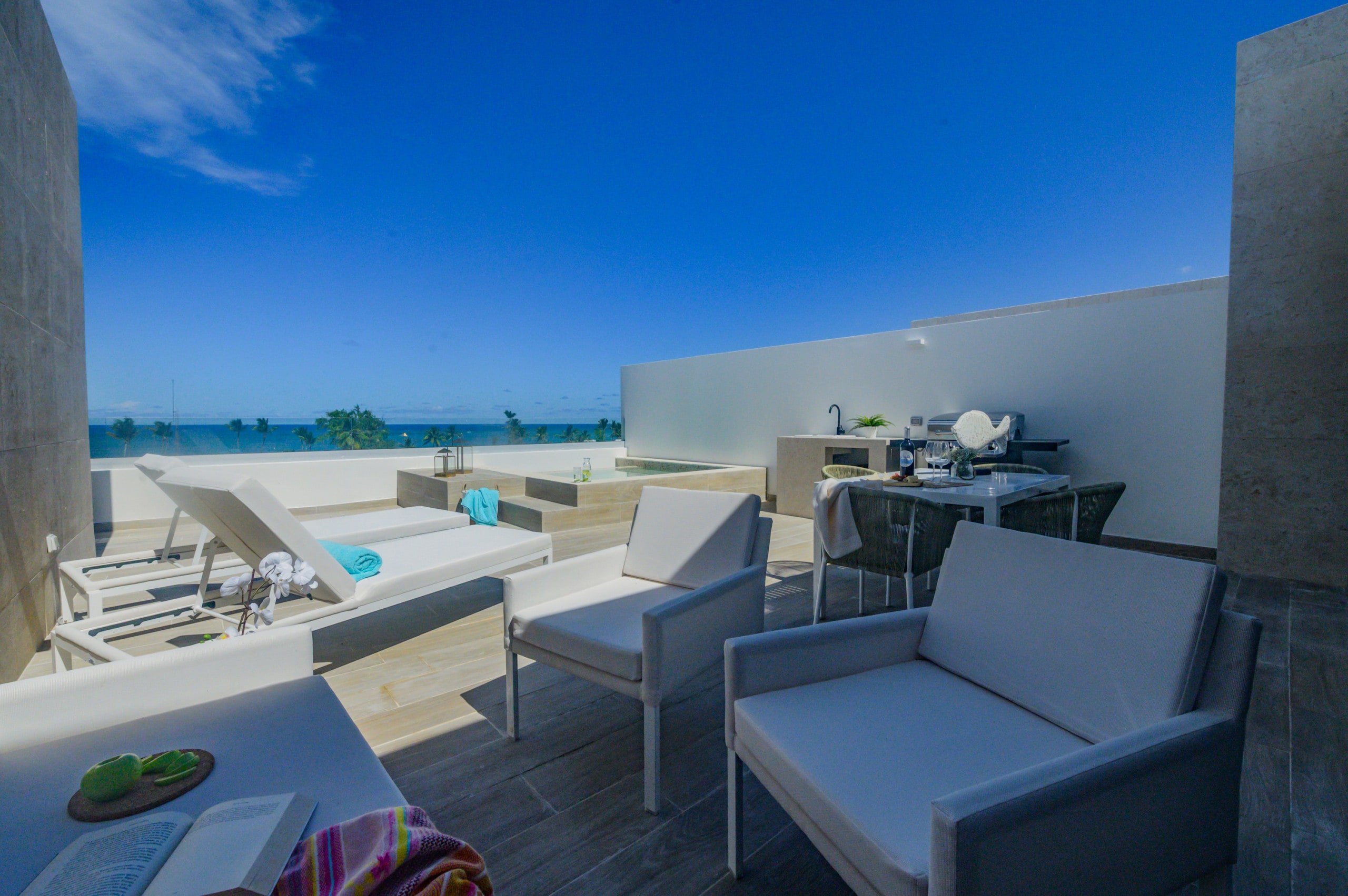Terrific roof terrace with private picuzzi with BBQ area. Playa Bavaro