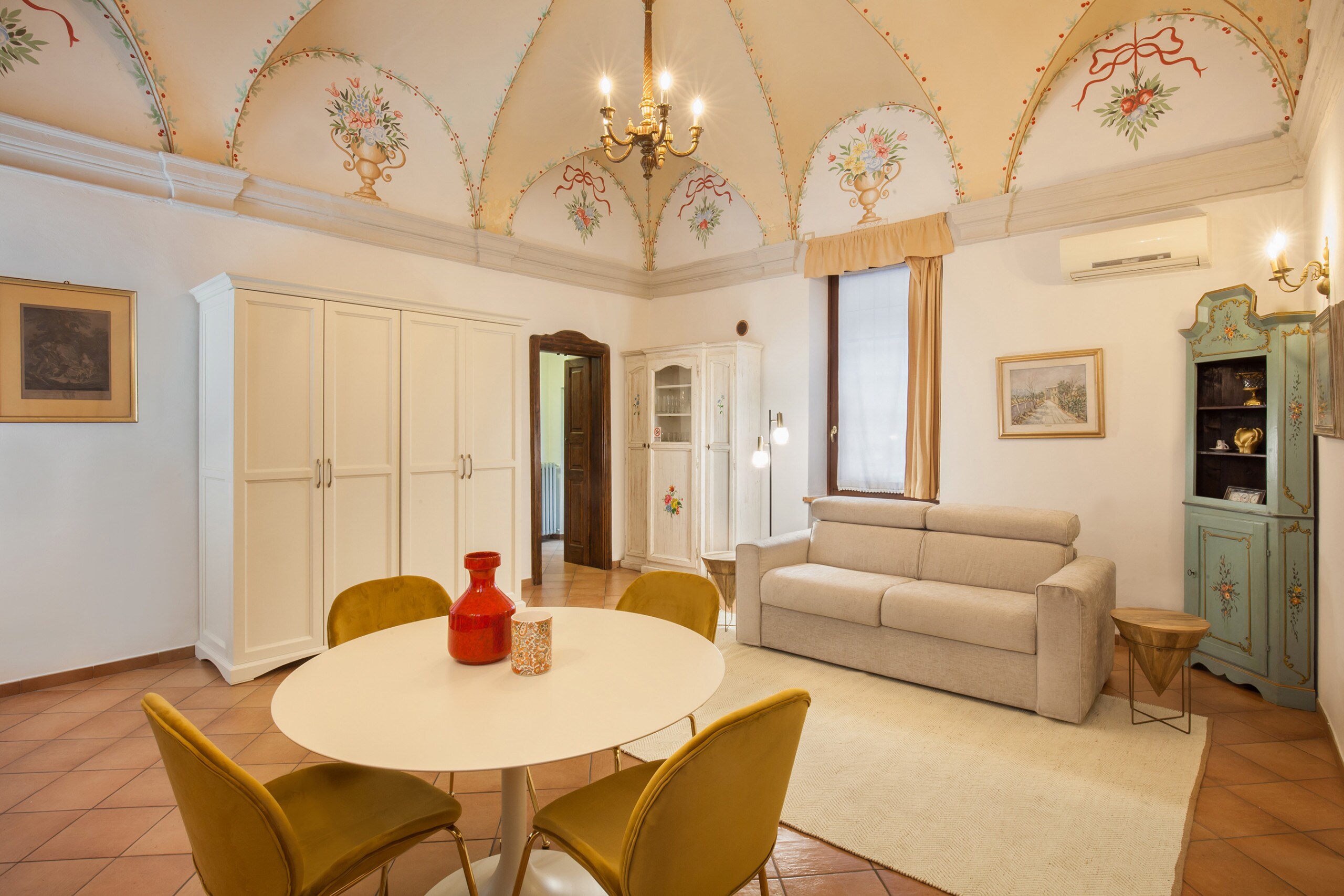 Apartment with fresco ceiling in the heart of Verona