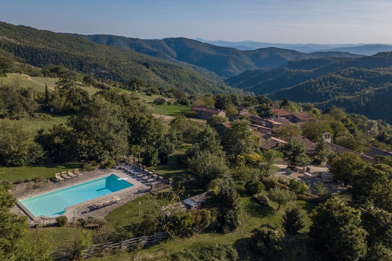 Cozy private houses with large pool in Tuscany