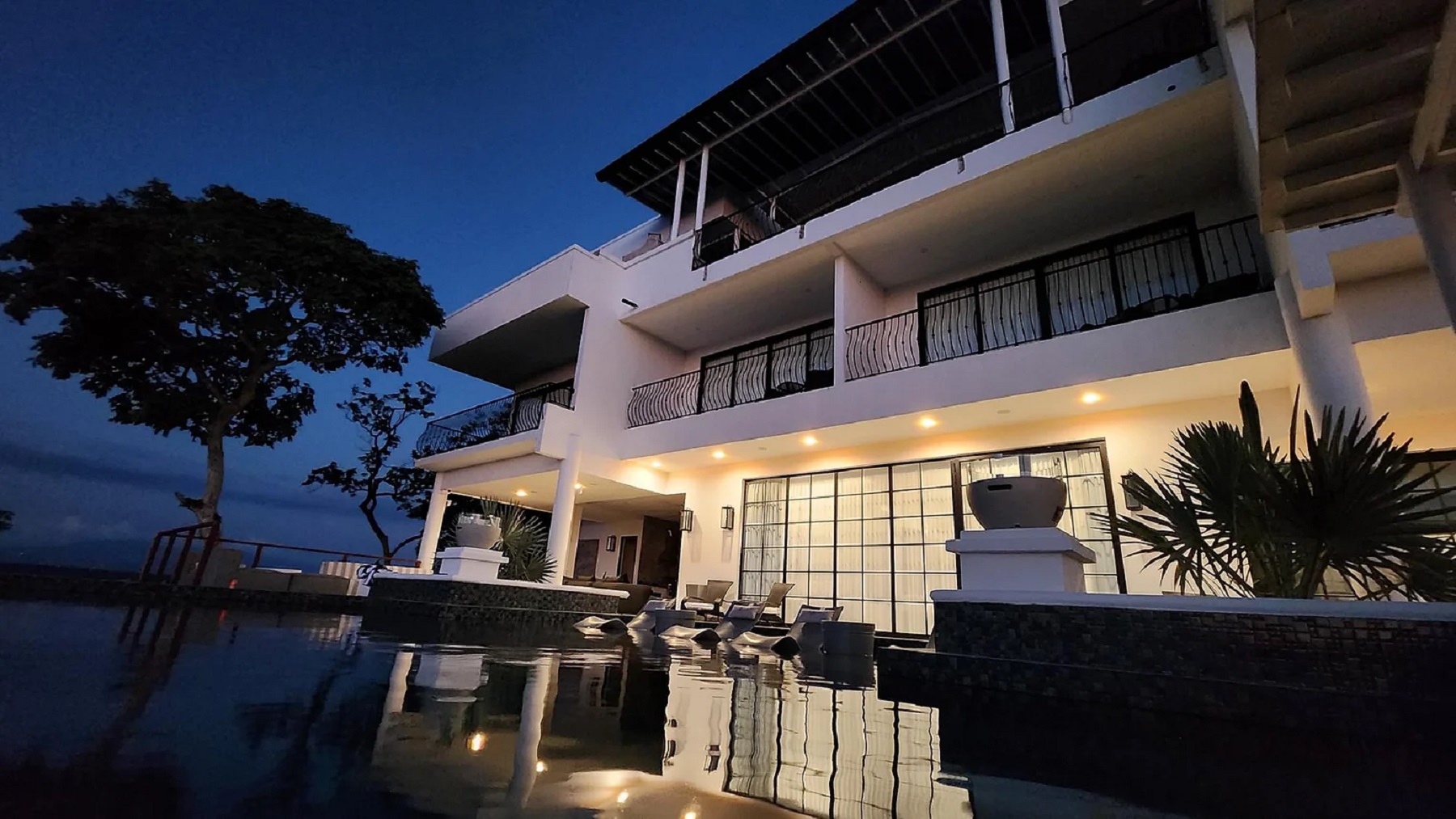 Luxury Villa in Breathtaking Tropical Paradise
